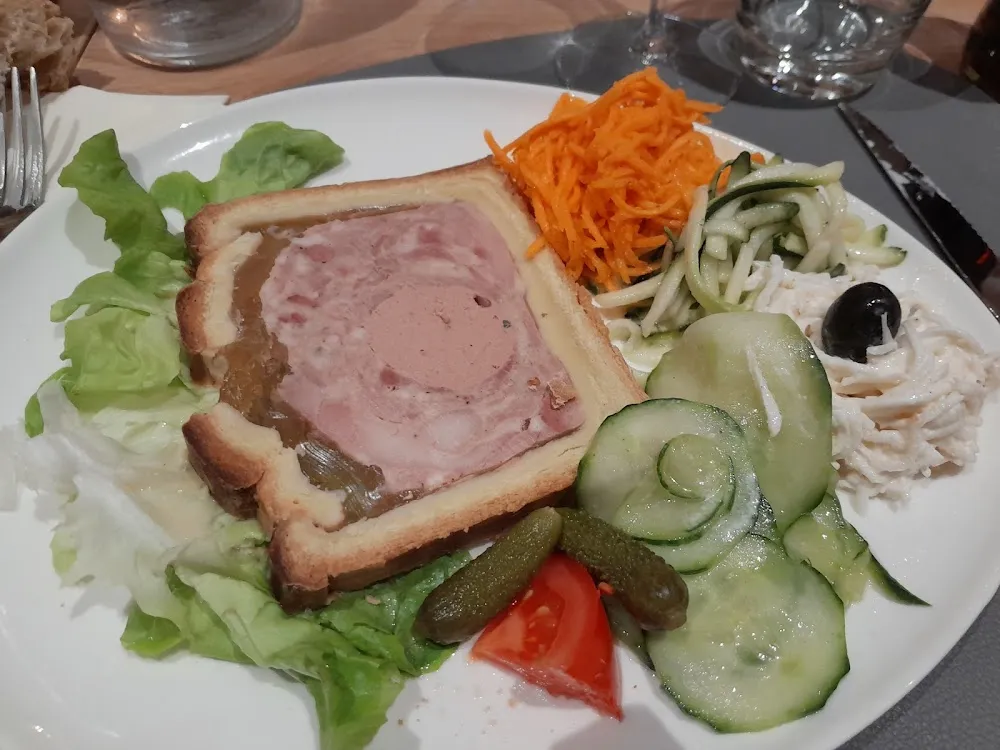 Assiette de Crudités Avec Une Tranche de Pâté En Croûte